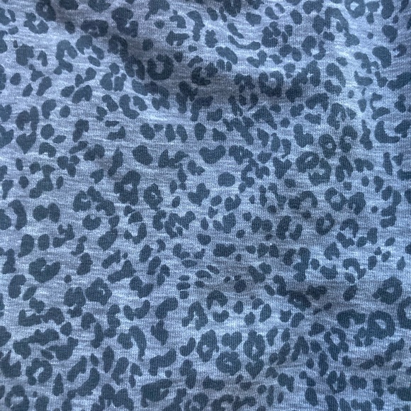 Old Navy Snow Leopard Print Leggings 3/4 Length Size Large NWOTs - Picture 3 of 3